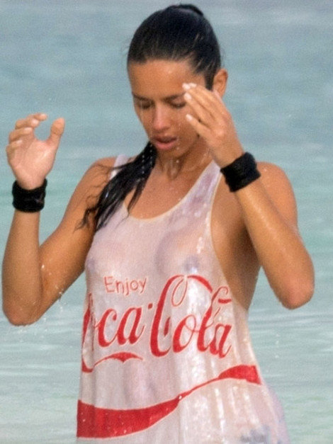 Η Adriana Lima μας κόβει την ανάσα, με το βρεγμένο λευκό t-shirt! (ΦΩΤΟ)