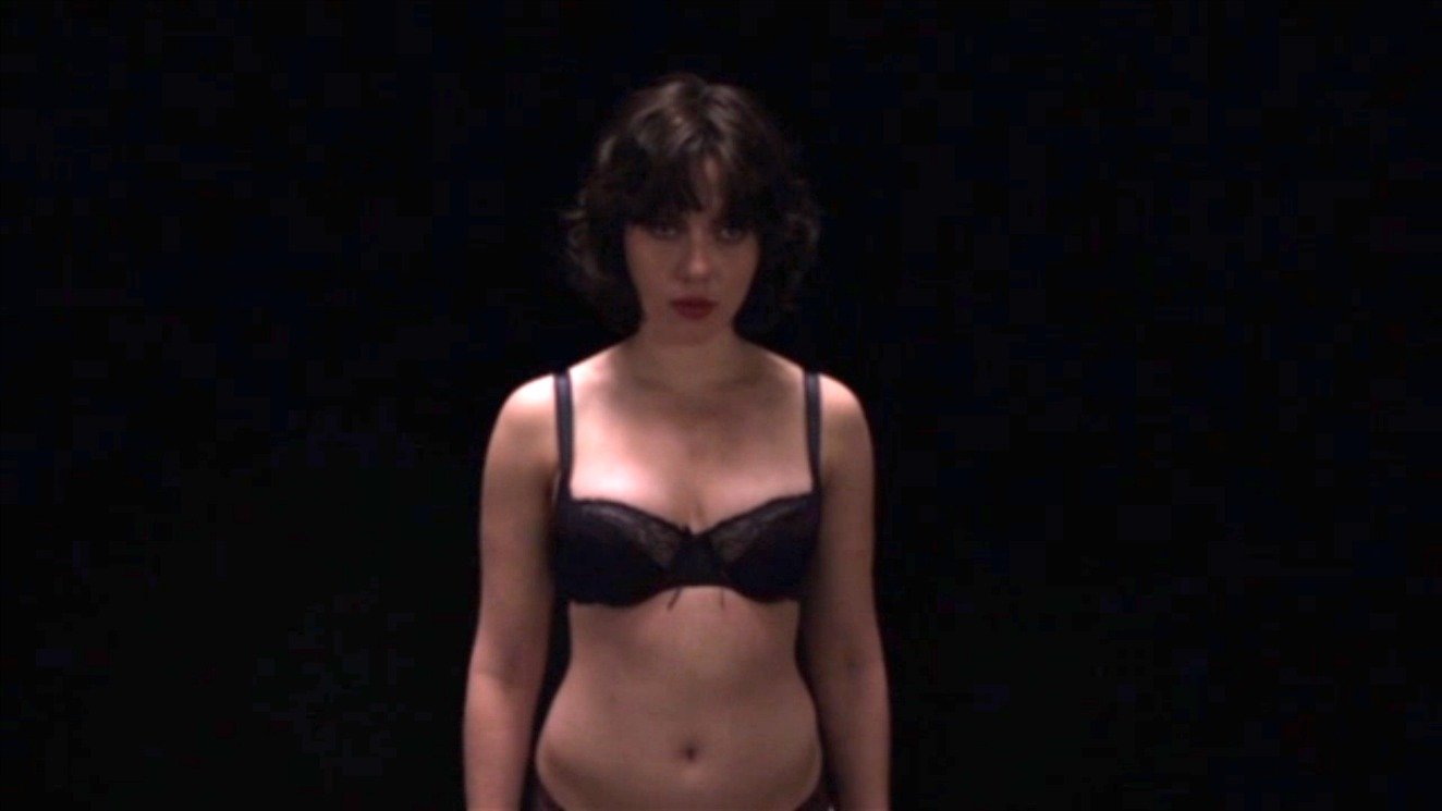 Αγγίζοντας τη Scarlett Johansson – Περιέργεια και… σεξ στο «Under the skin»