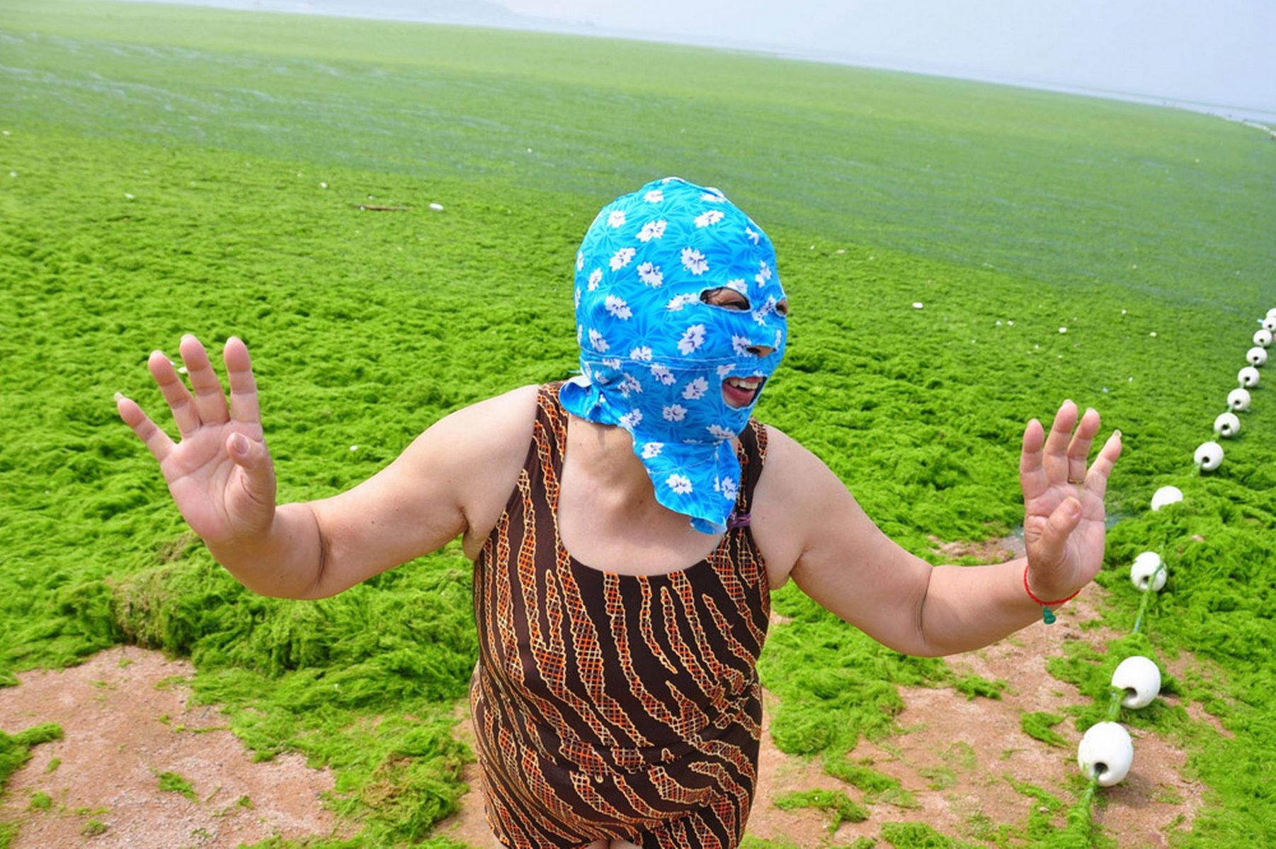 Facekini: Το look του κουκουλοφόρου “φοριέται” τώρα και στην παραλία! (photos)