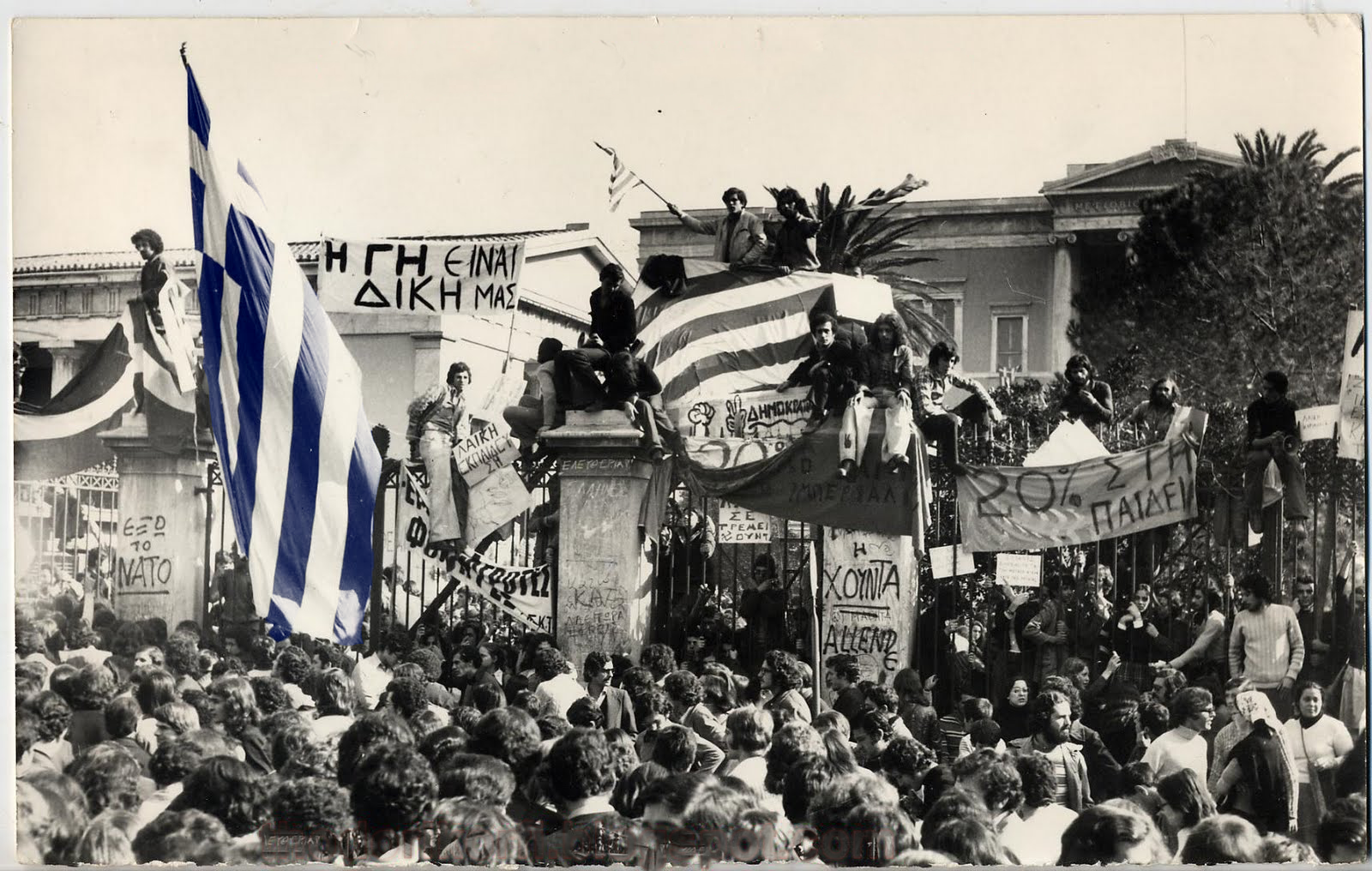 Ένα σύνθημα: Και ψωμί και παιδεία και ελευθερία…