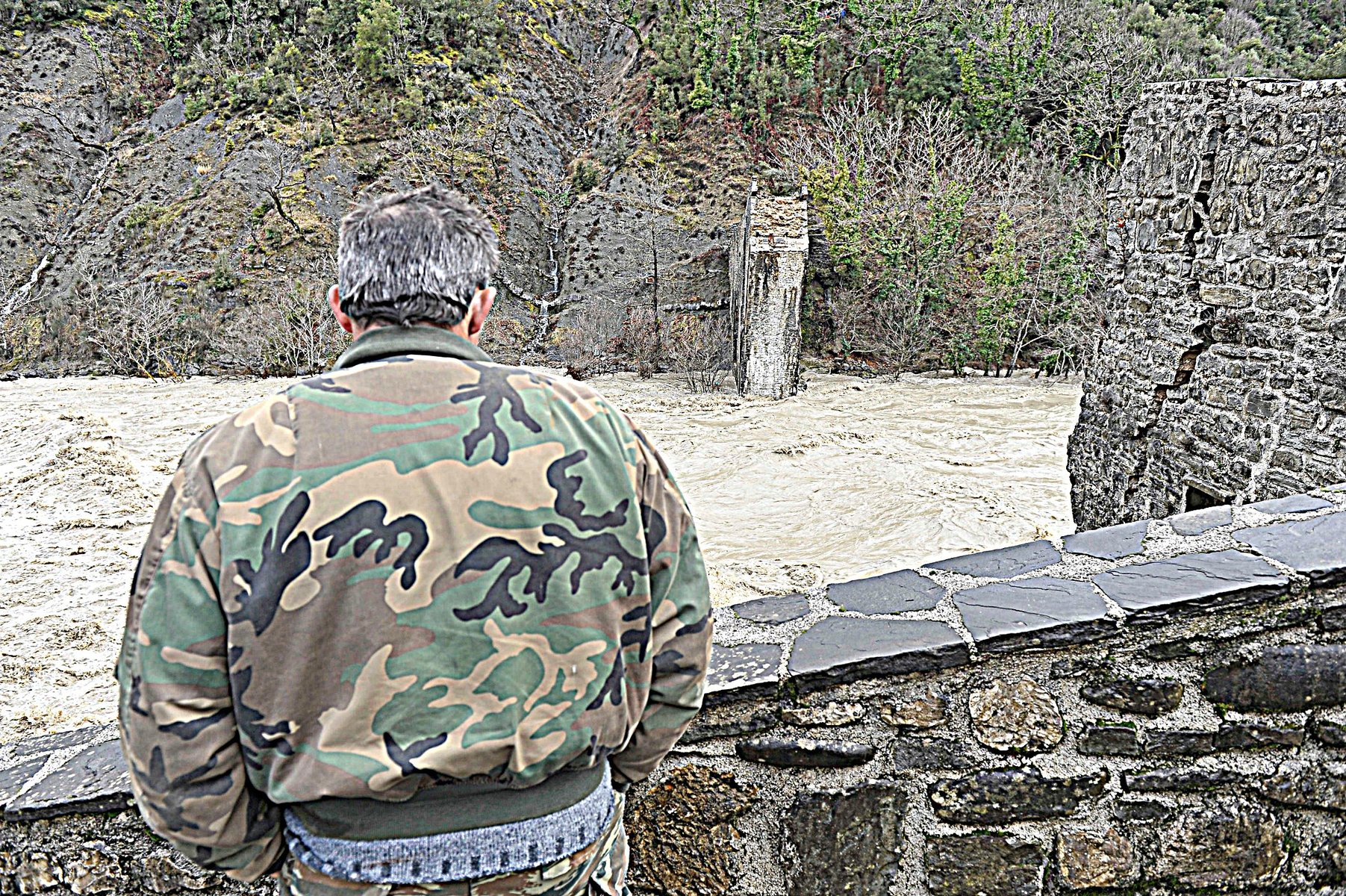 Αυτό το γεφύρι δεν ήταν… της Πλάκας! (photos)