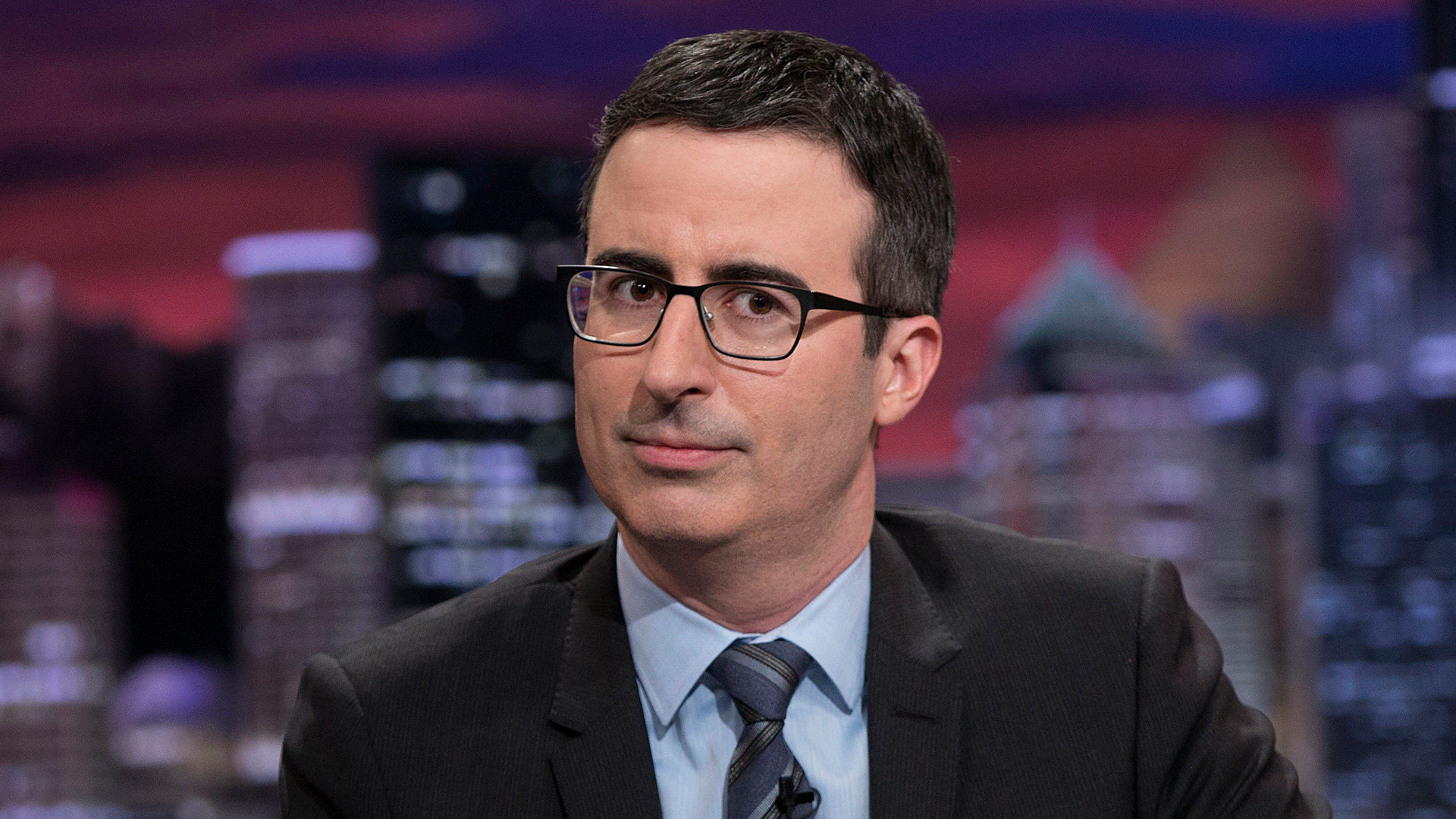 Ο John Oliver διέγραψε 15.000.000$ χρέος σε live εκπομπή!