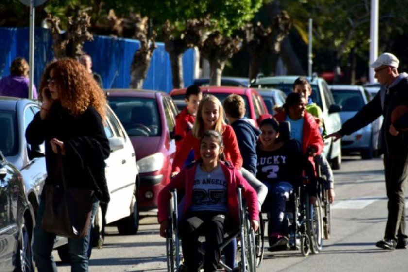 “Εγώ μαμά, γιατί δεν πάω στο σχολείο με τα άλλα παιδιά;”