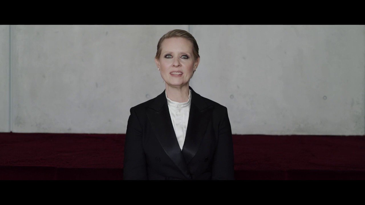 “Να ’σαι κύρια, είπαν”: Η Cynthia Nixon δίνει φωνή στην καταπιεσμένη γυναίκα που ζει δίπλα σου!