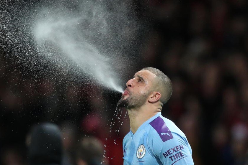 Με κόκκινη καρτούλα θα τιμωρούνται στην Premier League όσοι βήχουν σε αντιπάλους, γιατί τα μπινελίκια μάλλον δεν φτάνουν