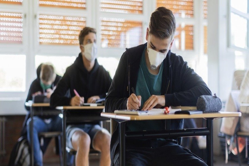 Με αγιασμό και μάσκες νίντζα ξεκίνησε η σχολική χρονιά