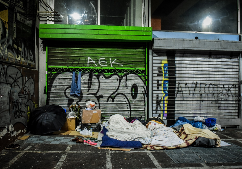 Μια έξωση άφησε στο δρόμο μια γιαγιά. Μια καθημερινή ιστορία απανθρωπιάς