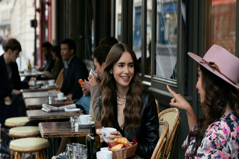 Δεν ήταν δύσκολο, βρήκαμε όλα τα κλισέ του “Emily in Paris”