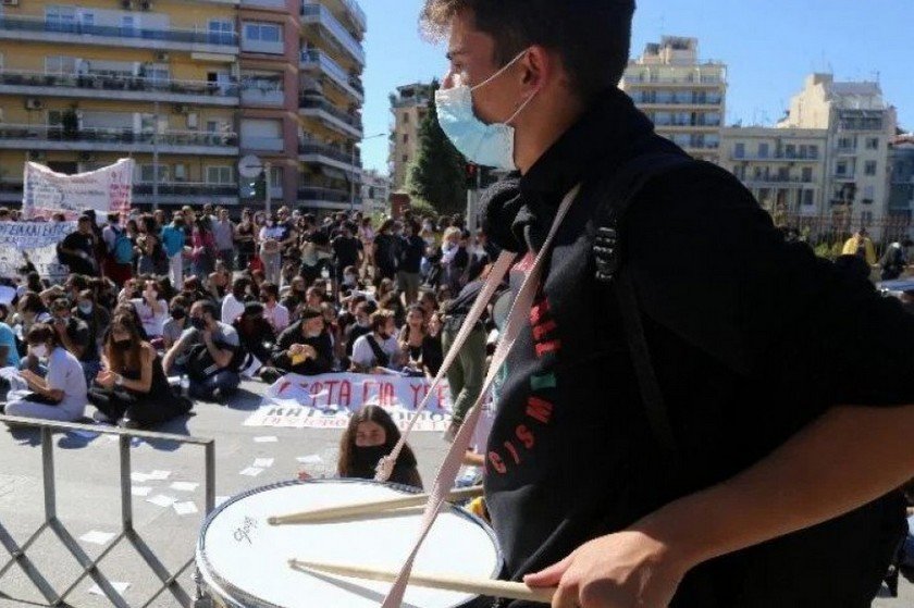 Οι μαθητές απαιτούν να μη στερούνται τα αυτονόητα και ζητούν την άμεση απόλυση της Νίκης Κεραμέως