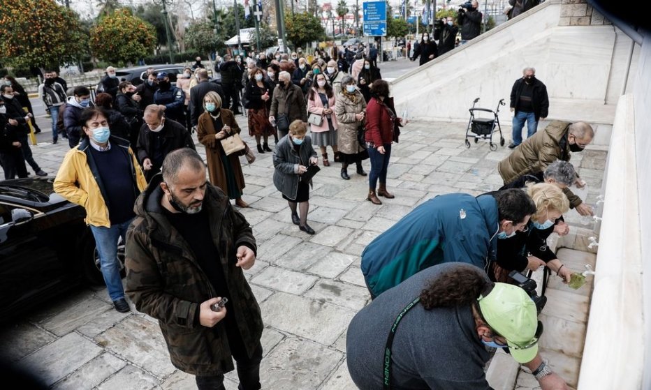 Η εκκλησία ύψωσε σε όλους μας το μεσαίο της δάχτυλο