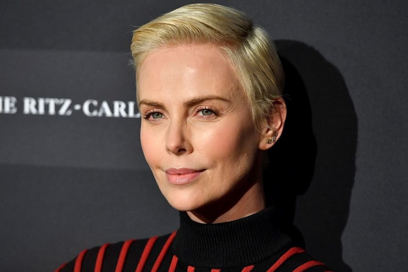 Η Charlize Theron ψήνεται κάτι παραπάνω από πολύ για λεσβιακό spin του “Die Hard”