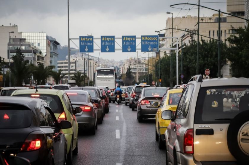 Βρήκαμε γιατί έχει κίνηση στους δρόμους και η απάντηση δεν είναι η ατομική ευθύνη