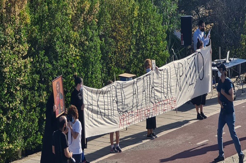 Η Χριστιανική Αντίσταση ψάλλει έξω από το ΡΙΚ για να “ξορκίσει” το El Diablo