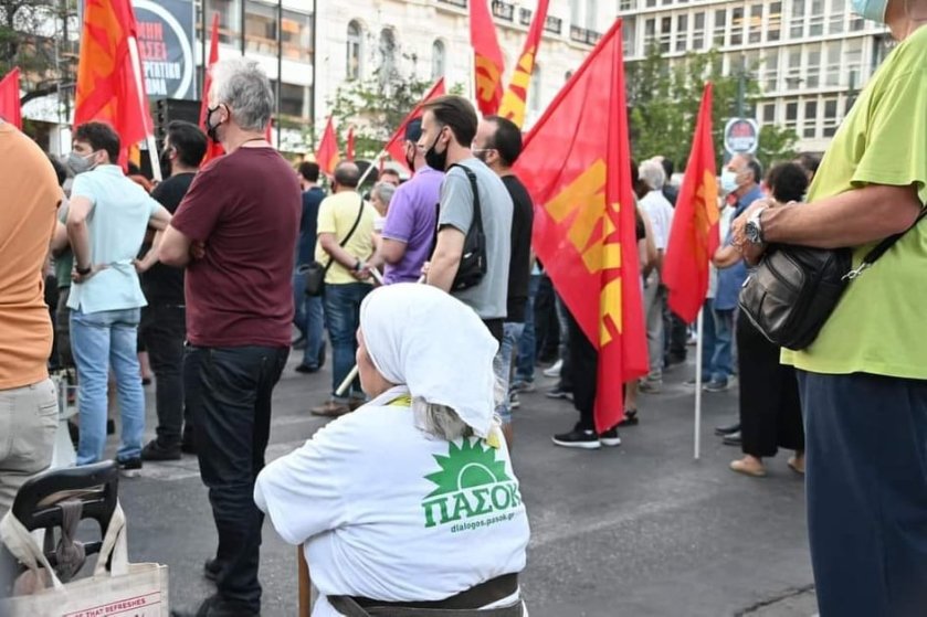 Γιαγιά δεν ξεχνά το ’89 και σκάει με μπλούζα ΠΑΣΟΚ σε συγκέντρωση του ΚΚΕ