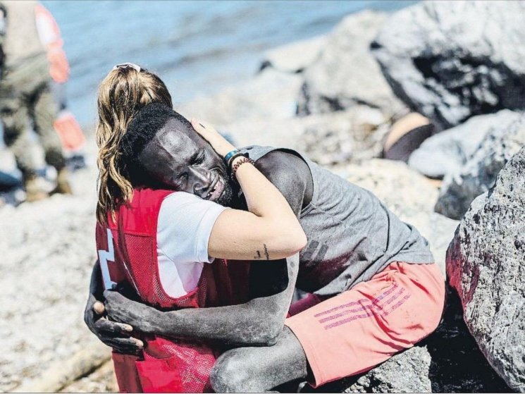 Η Λούνα είναι άνθρωπος, σε αντίθεση με εκείνους που την απειλούν