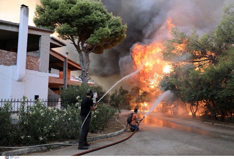 H φωτιά στη Βαρυμπόμπη μέσα από ένα τρομακτικό time lapse βίντεο