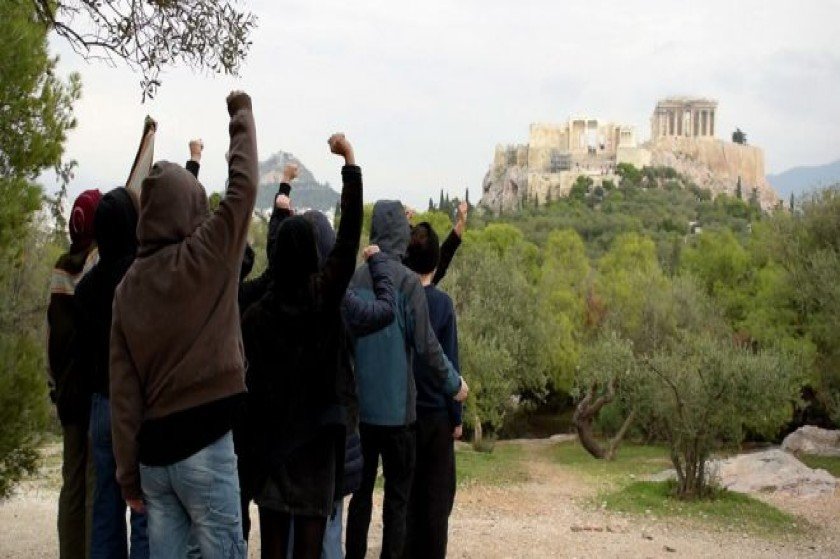 Γκέι ζευγάρι κάνει σεξ στην Ακρόπολη και κυκλοφορεί ερασιτεχνική ταινία με τίτλο “Ξεπαρθενών”