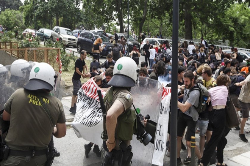 ΑΠΘ: Φοιτητής κείτεται με αίμα στο στόμα από χειροβομβίδα κρότου-λάμψης στο κεφάλι