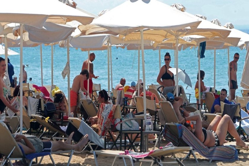 4 λόγοι που μισώ τα beach bars και τις ξαπλώστρες