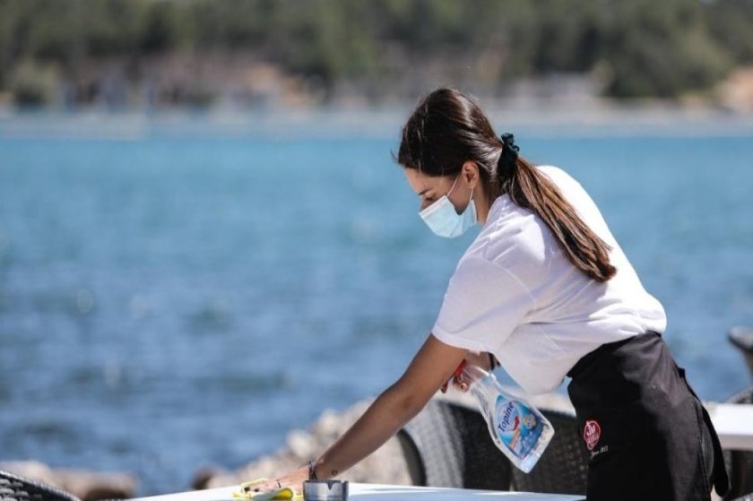 Υπερκόπωση και κατσαρίδες: 4 “σεζονίστες” μοιράζονται τις ιστορίες τους