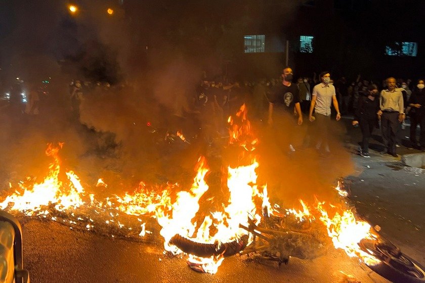 Το Ιράν γράφει ιστορία: Γυναίκες καίνε τις μαντήλες τους στους δρόμους κόντρα στη βία