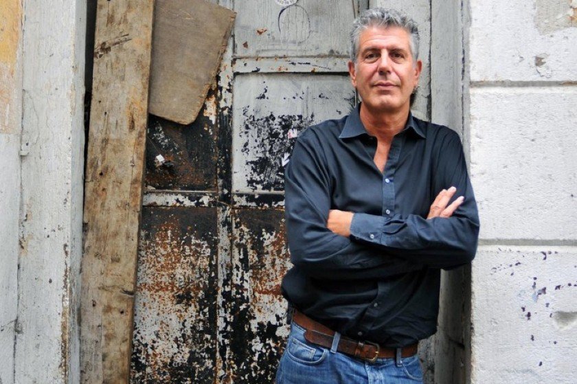 Στη βιογραφία του Anthony Bourdain θα βρεις κουτσομπολιά, ανακρίβειες και ελάχιστο φαγητό