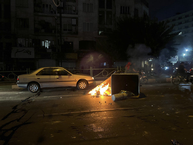 Ένα βάναυσο βίντεο μάς δείχνει τι συμβαίνει στο Ιράν για να μη λέμε πως δεν ξέραμε