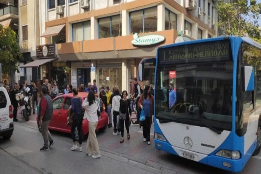 Επικό παρκάρισμα στη Λάρισα, άφησε το αυτοκίνητο στη μέση και πήγε κομμωτήριο