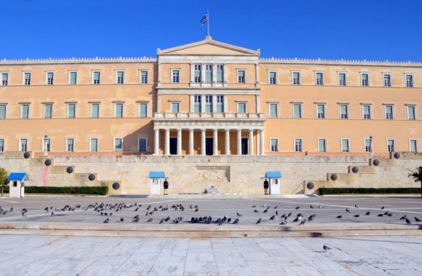 Νε τι; Μαθήτρια ήθελε να μπει στη Βουλή με ναρκωτικά και μαχαίρι