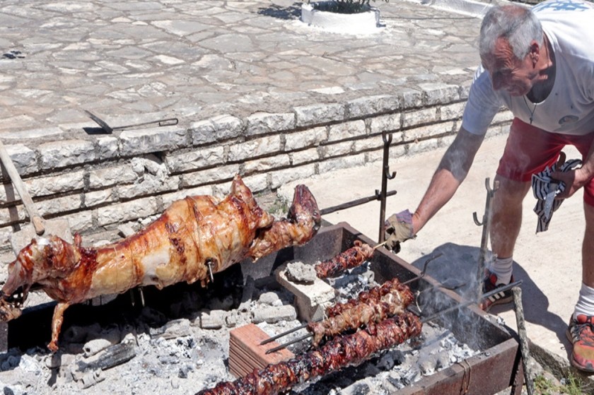 Αν πιστεύεις ότι το ελληνικό Πάσχα είναι υπερβολικό, πού να δεις των άλλων χωρών