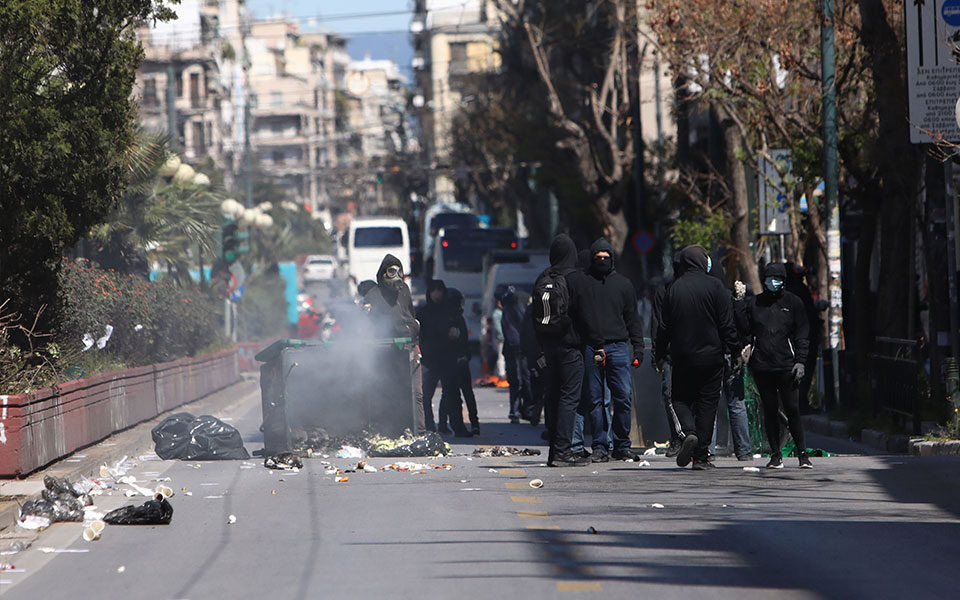 Πεδίο μάχης η ΑΣΟΕΕ: Αστυνομικός πυροβόλησε στον αέρα