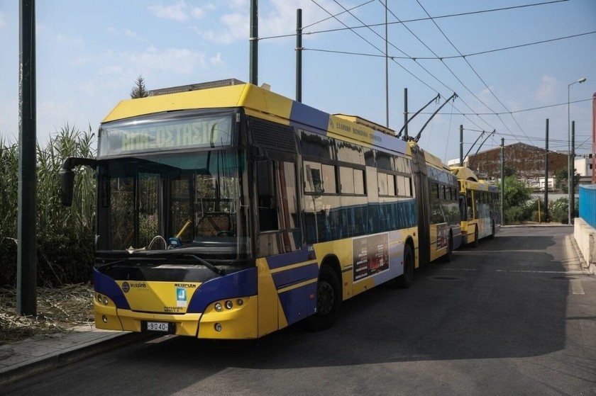 Μια χαρά είναι στα τρόλεϊ, οδηγός έβγαλε όπλο και απείλησε επιβάτη