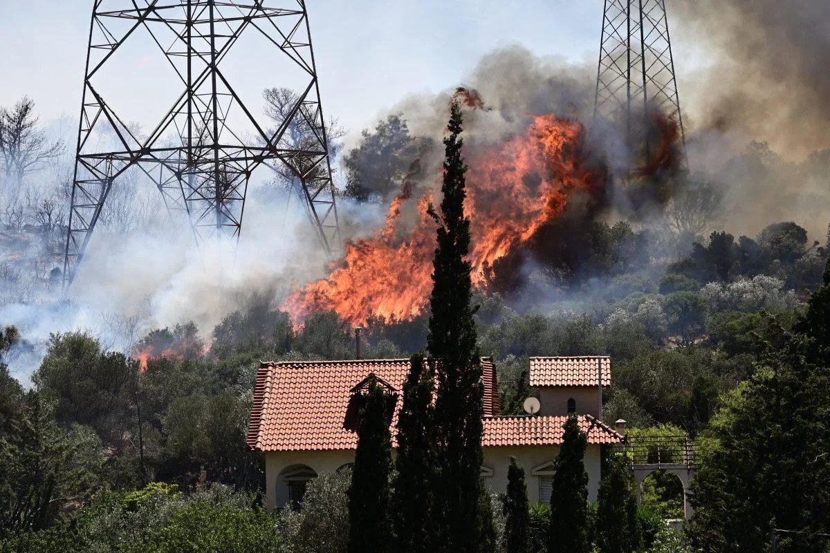 Φωτιά στον Κουβαρά: Όσα γνωρίζουμε για την ανεξέλεγκτη πυρκαγιά