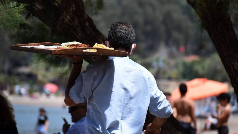 Ζούμε στην χώρα που 20χρονος σερβιτόρος ξυλοκοπήθηκε επειδή ζήτησε τα λεφτά του