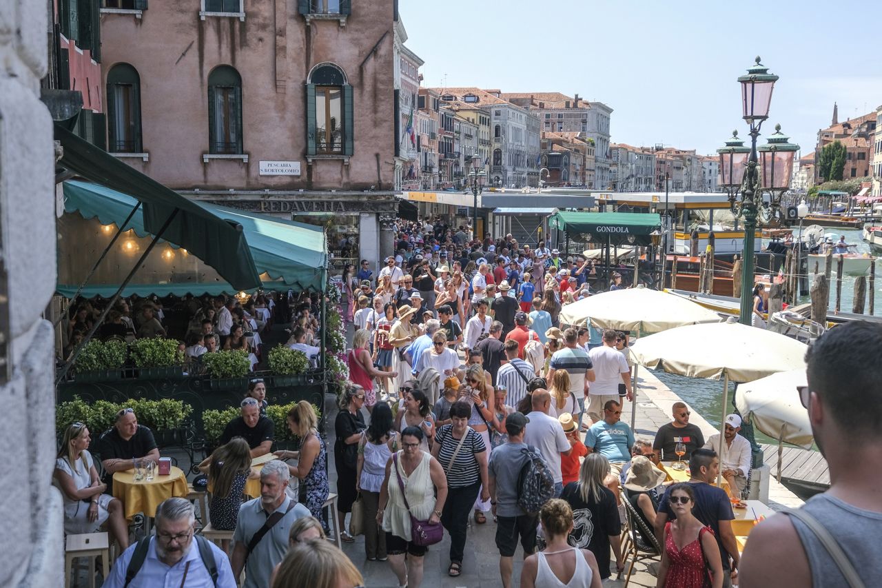 Γατάκια Μυκονιάτες, στην Ιταλία χρεώνουν 2€ τα άδεια πιάτα