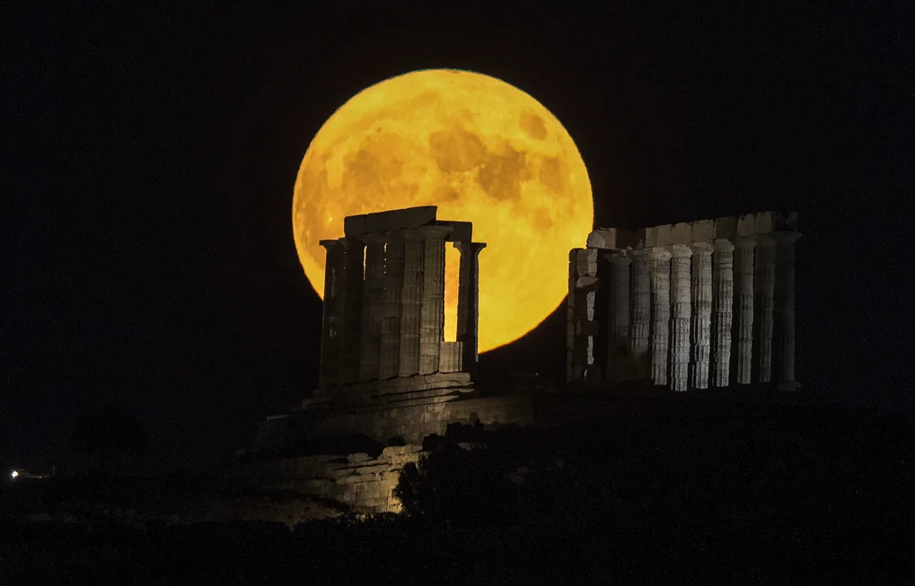 Η πανσέληνος του Αυγούστου μέσα από 11 φωτογραφίες 