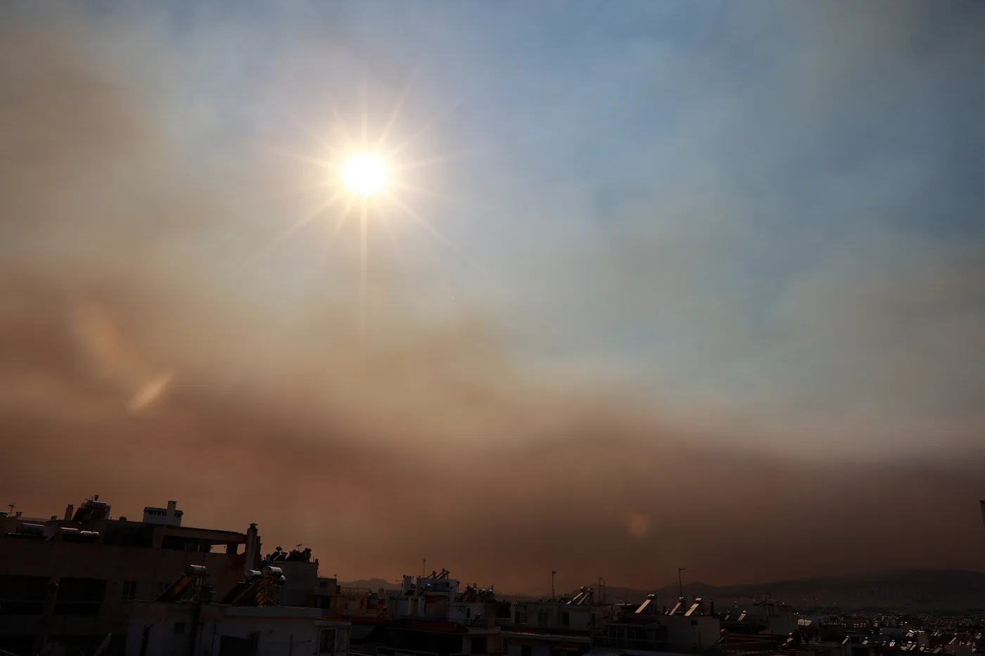 Βίντεο δείχνει τον καπνό που έχει καλύψει την Ελλάδα