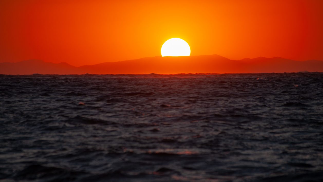 Το ηλιοβασίλεμα στην Πάρο είναι η καλύτερη στιγμή για parties και έχουμε τις αποδείξεις