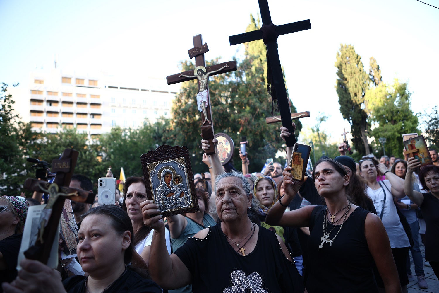 Σταυροί, εικόνες και μασόνοι: Η συγκέντρωση στο Σύνταγμα για τις νέες ταυτότητες σε φωτογραφίες