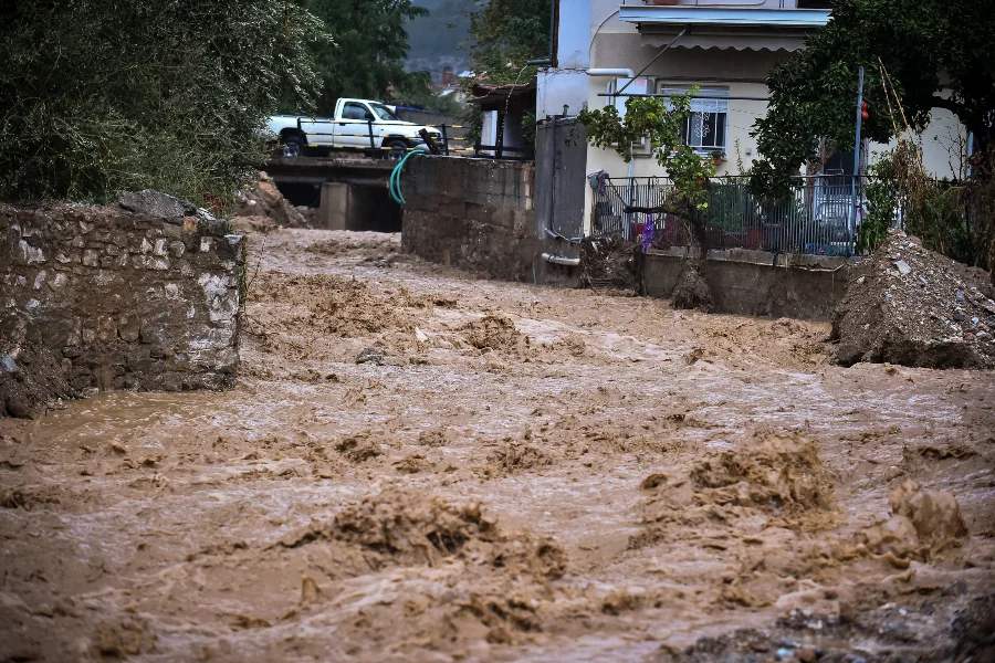 «Πού το είχε τόσο νερό ο Θεός» αναρωτιέται ο Μπέος, χάος στον Βόλο