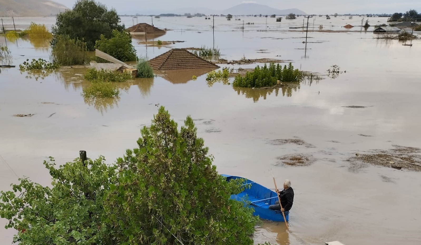 Με βάρκες και στρώματα προσπαθούν να σωθούν στην Καρδίτσα