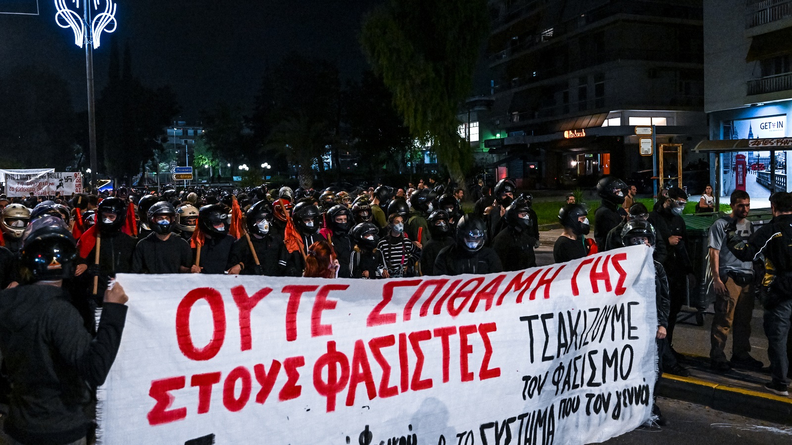 Ακροδεξιοί προσπάθησαν να κάψουν κόσμο σε βαγόνια του ΗΣΑΠ