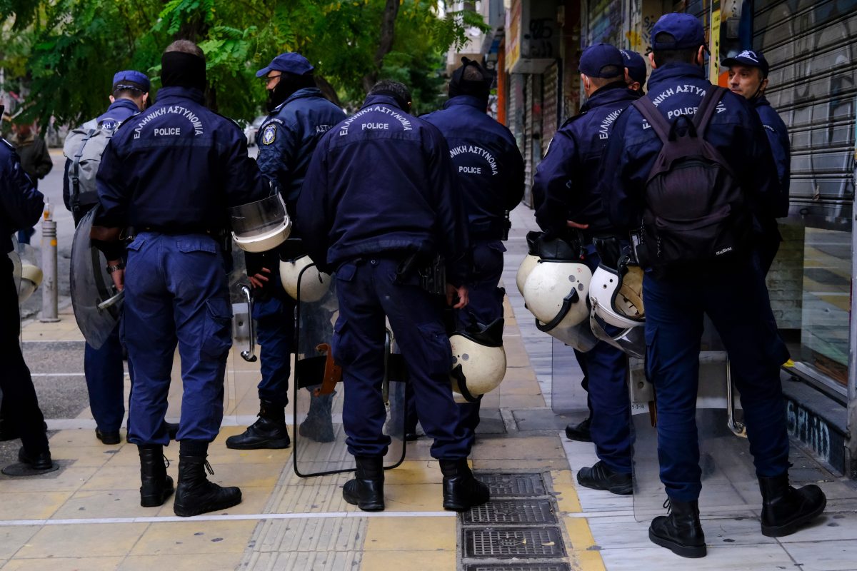 Από τρέλες, ένας 28χρονος έβρισε αστυνομικούς στα Εξάρχεια και τελικά συνελήφθη για κλεμμένο μηχανάκι