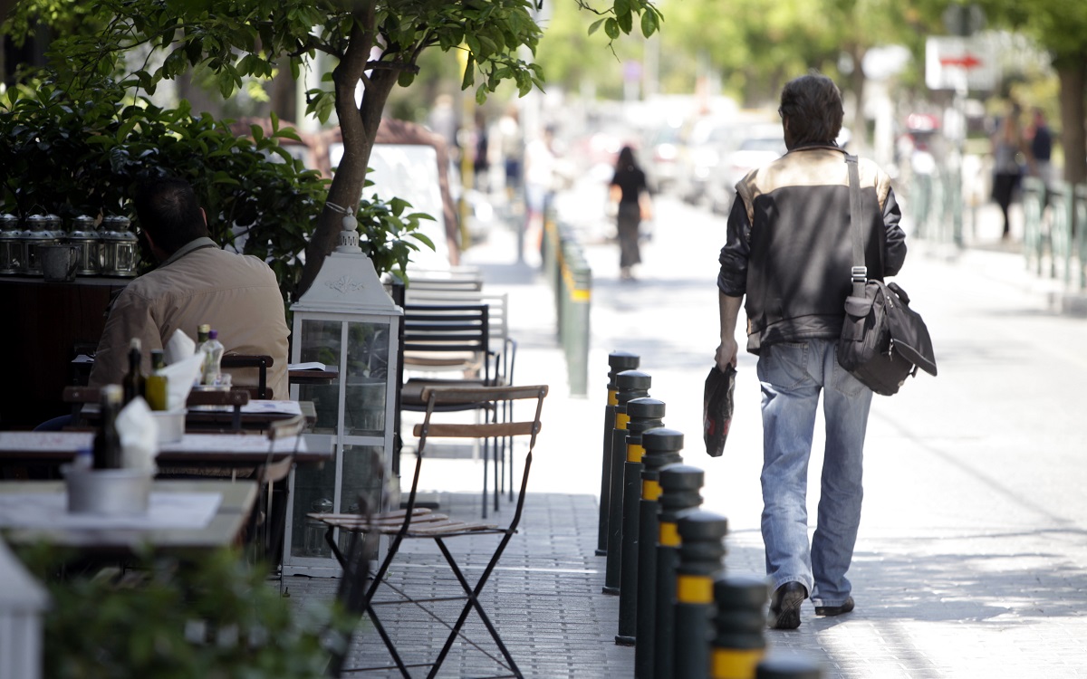 Κάποιος πρότεινε το «κίνημα της ξαπλώστρας» για να μπει στοπ στην καταπάτηση στα πεζοδρόμια