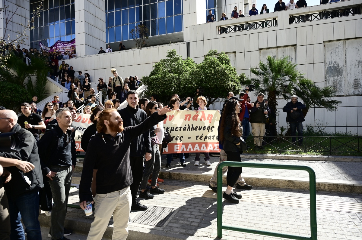 Ένοχος ο Ηλίας Μίχος για βιασμό και μαστροπεία της 12χρονης από τον Κολωνό