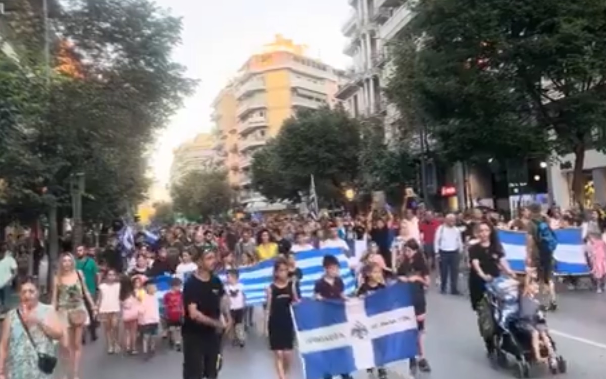 Στο Family Pride μάθαμε πως αναρχικοί και μπολσεβίκοι κάνουν κακό στην τίμια, παραδοσιακή ελληνόψυχη οικογένεια