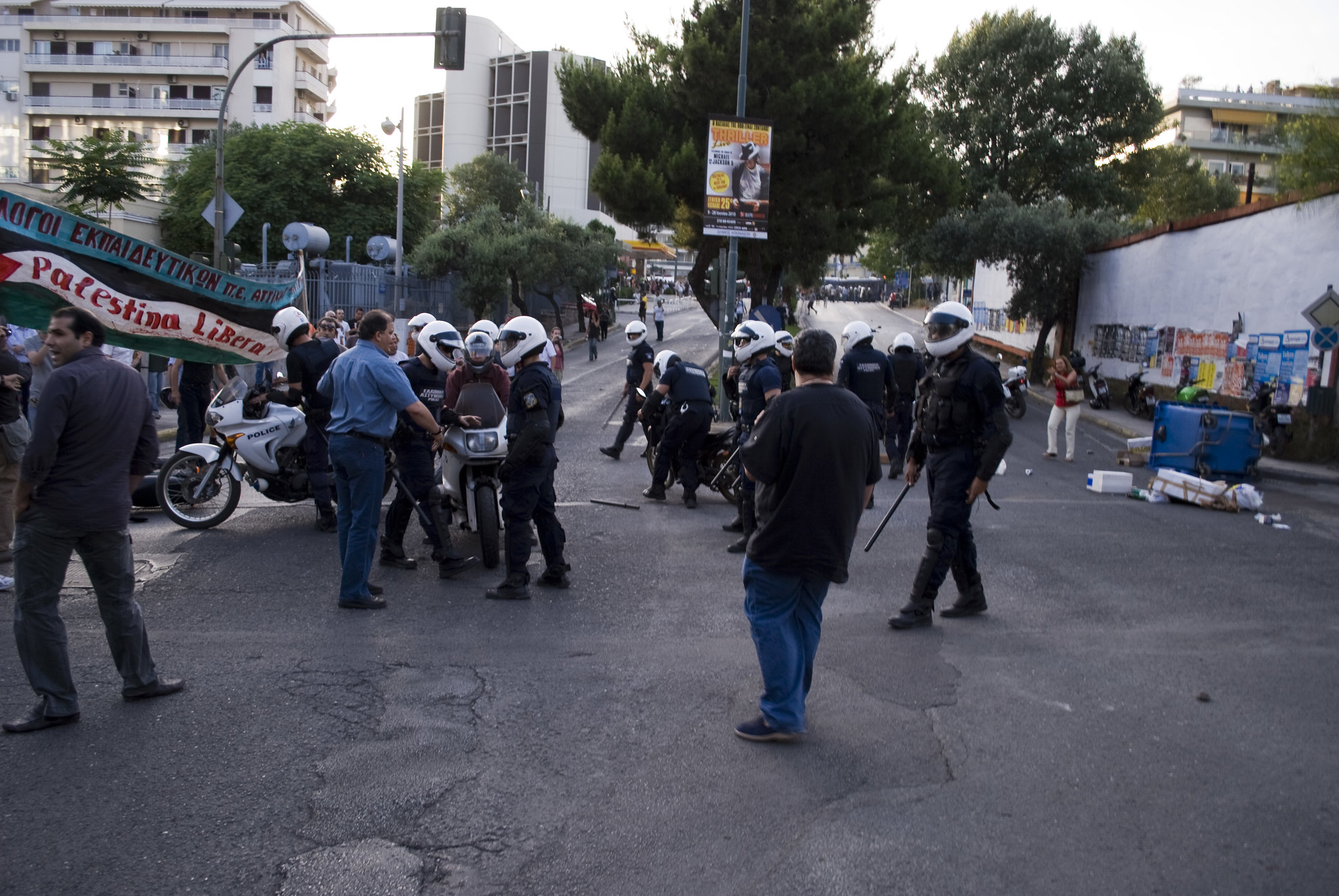 O Θάνος Πλεύρης δεν δείχνει να ενδιαφέρεται για την Δημοκρατία - αλλά νοιάζεται πολύ για την εκλογική του πελατεία. Τους μπάτσους.