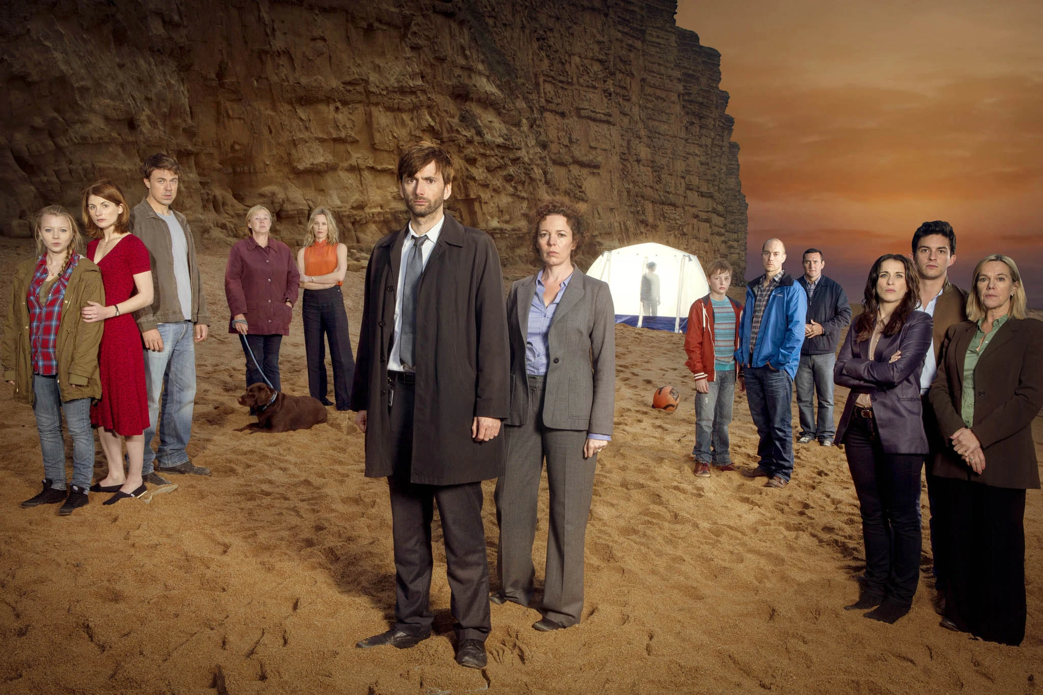 Αν ακόμα δεν έχετε ανακαλύψει το Broadchurch, τώρα είναι η στιγμή. Η σειρά είναι διαθέσιμη στο Ertflix και σας περιμένει να τη ζήσετε σε όλη της την ένταση. 