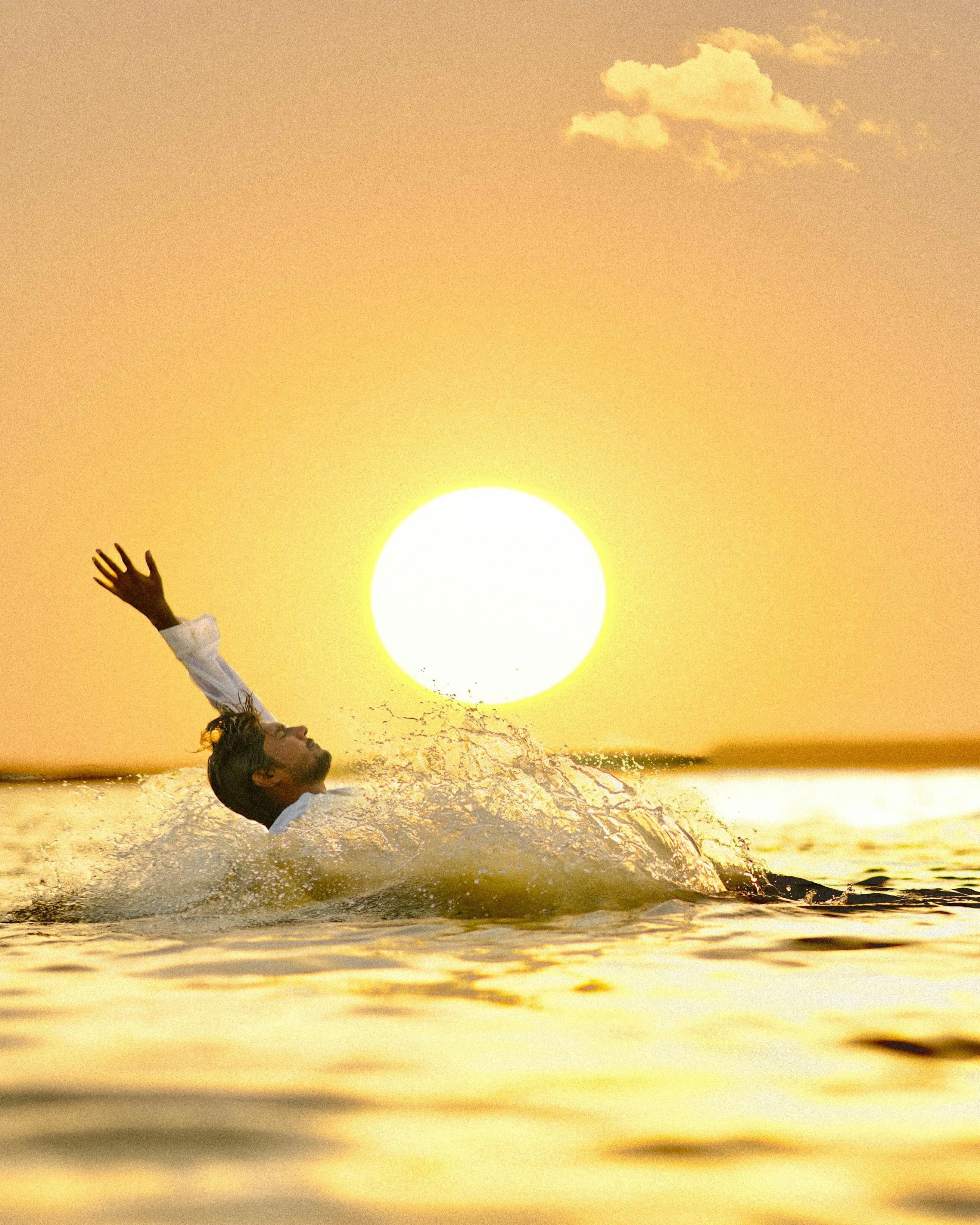 Και τώρα μπορείτε να πάτε να... καταστραφείτε. Γιατί τα μπάνια του λαού είναι η λύση αυτή τη στιγμή.  Απολαύστε το. 