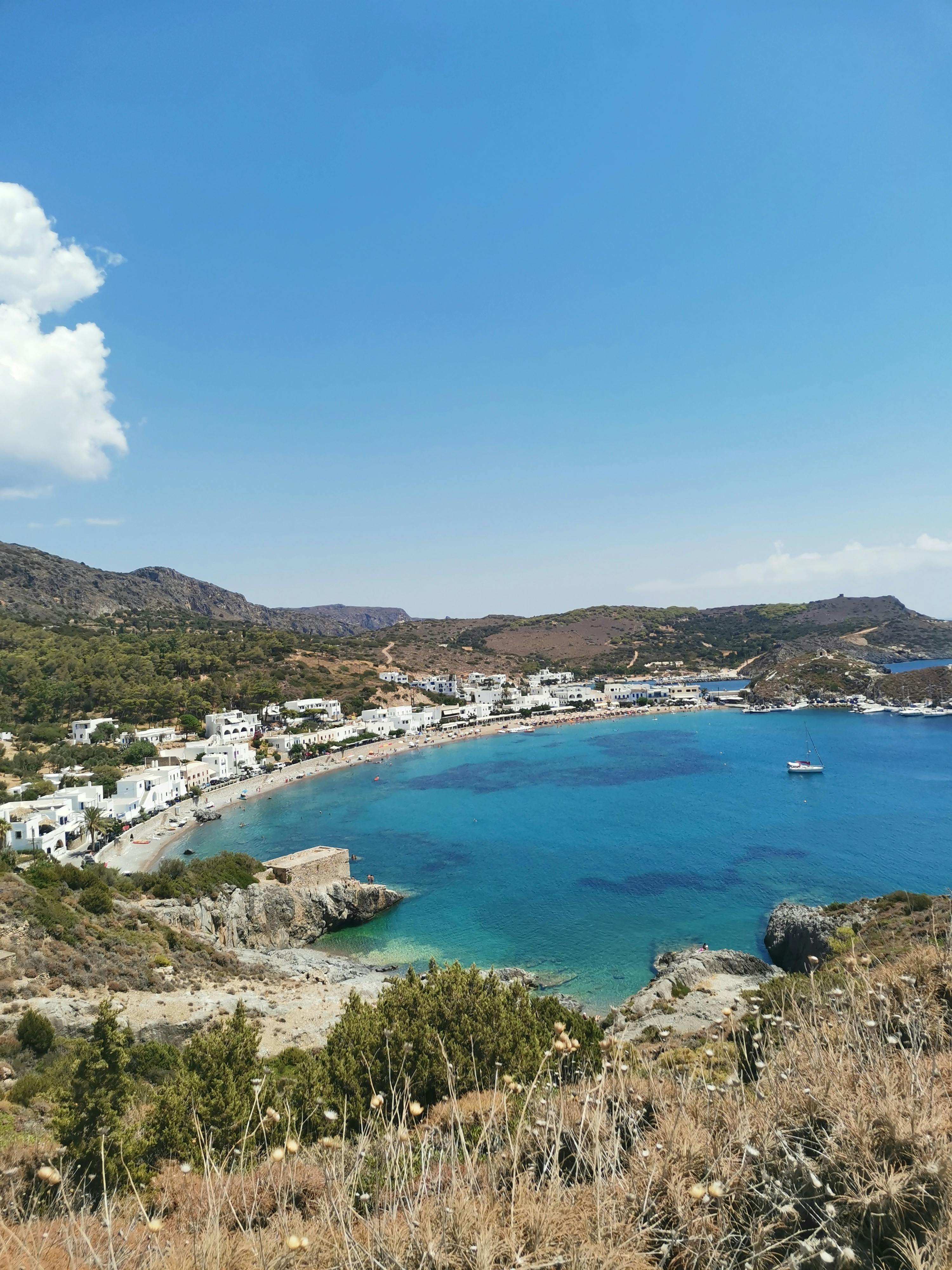 Το ελληνικό καλοκαίρι, το μεσημέρι, η ποίηση, ο Ρίτσος να τα ζωγραφίζει με λέξεις